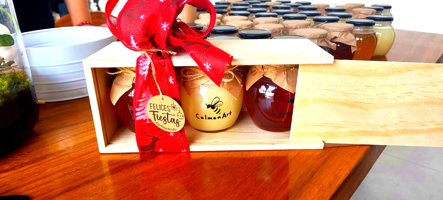 Caja de regalo ColmenArt con frascos de miel y moño festivo