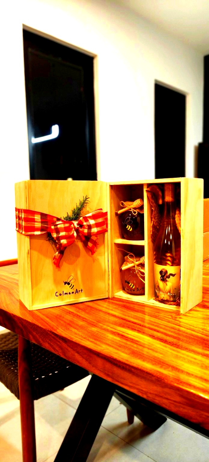 Caja de madera ColmenArt con miel y botella en presentación de regalo