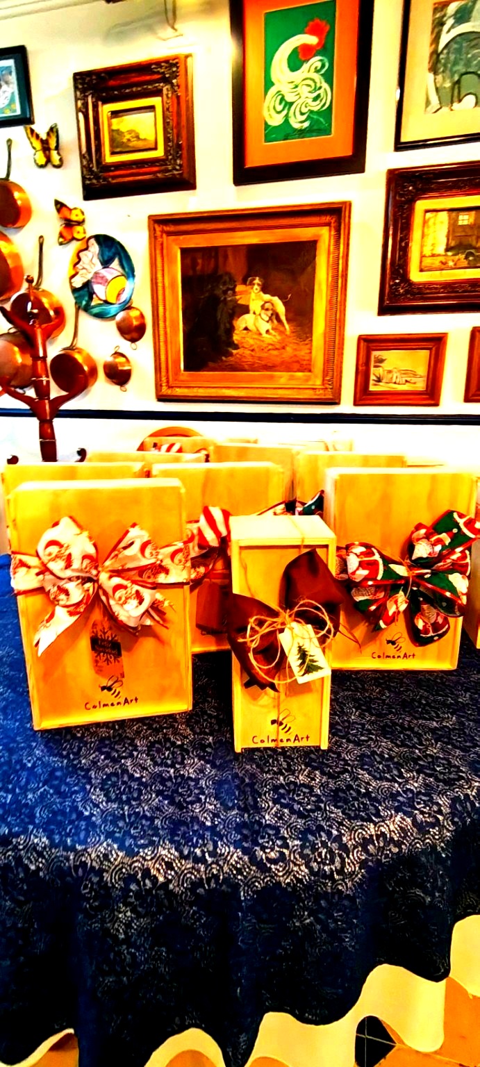 Variedad de cajas de regalo ColmenArt con diferentes decoraciones